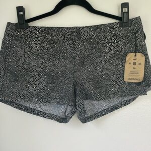 Burton NWT size 27 Shearwater Hybrid Shorts black and white